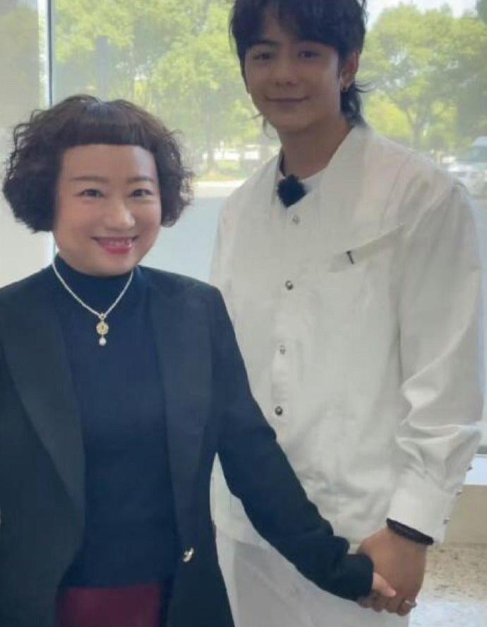 为啥她执着于这个发型
我如果这么有钱一天换一个造型
头发有自己的想法…真的很像壮