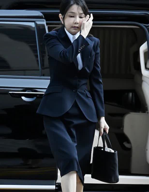 金建希女士着装与特检时一致，仍然是西装、手包、皮鞋全黑

韩国前第一夫人金建