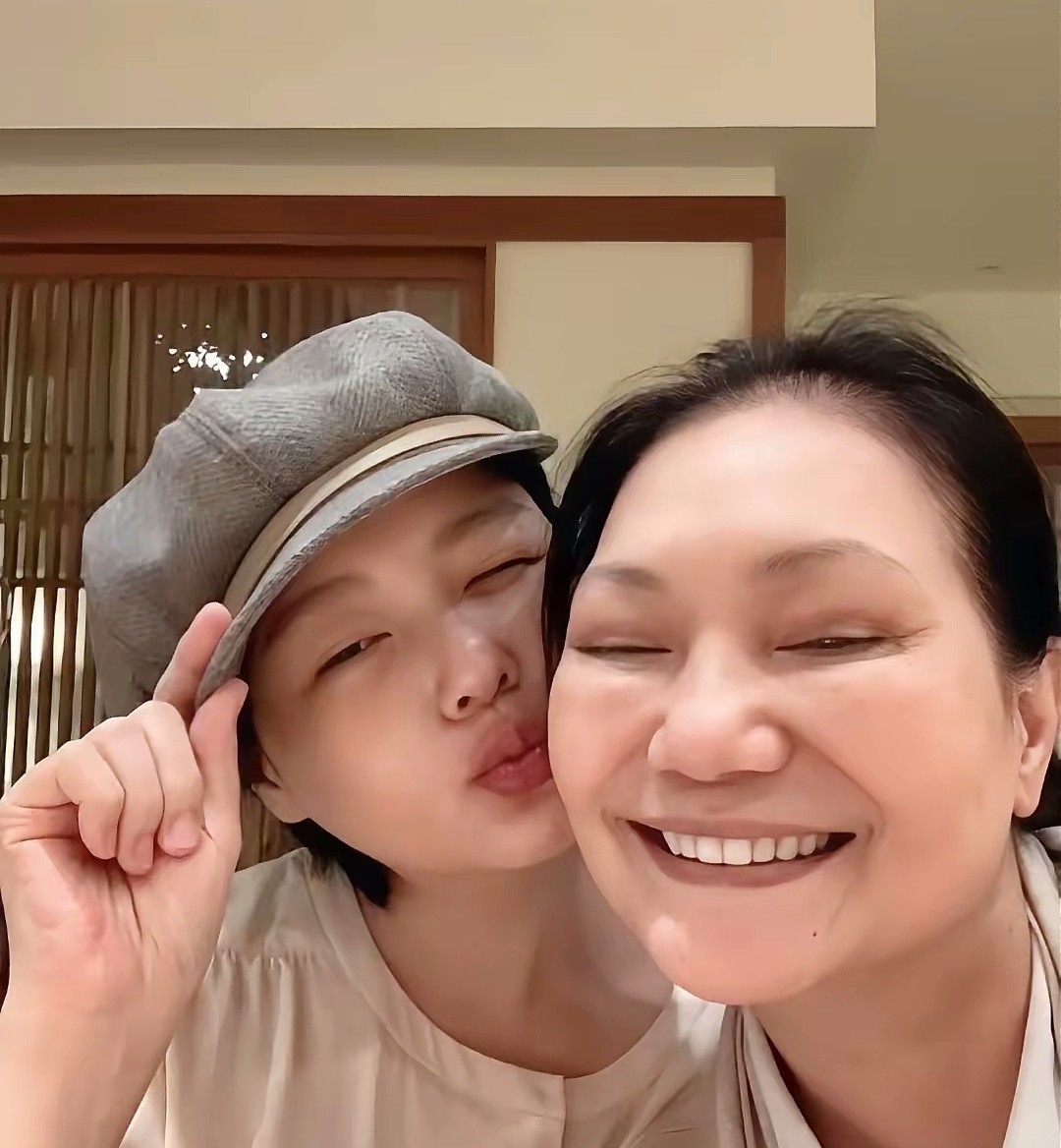 这个月，大S的豪宅就要正式进入法拍流程了。

对于S妈妈来说，这还不是可怕的