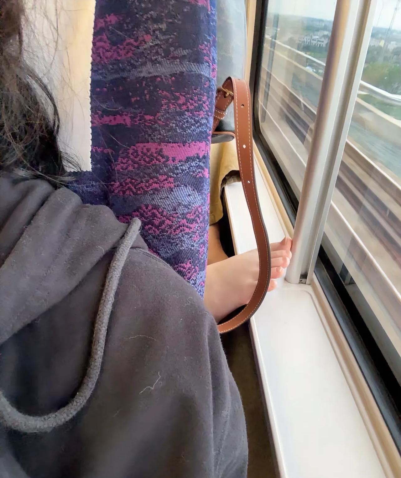 谁懂一回头看到这个的感觉， 
说一下，后边是20多岁的靓妹！