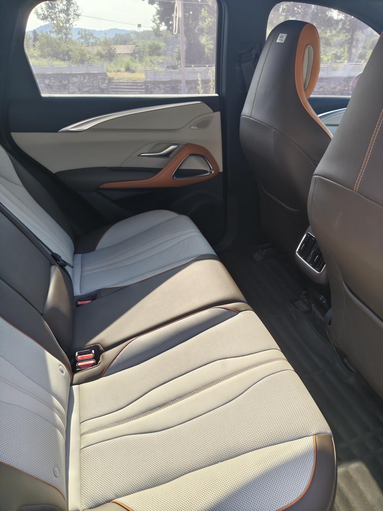 比亚迪红色到底好看吗？为啥要贵二千？