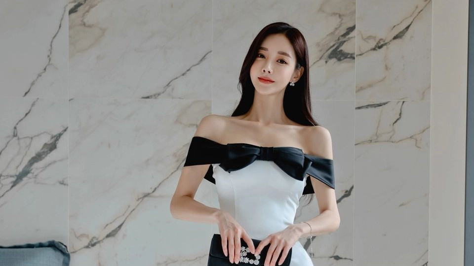 孙允珠：素白丝缎黑蝴蝶结轻奢小礼裙