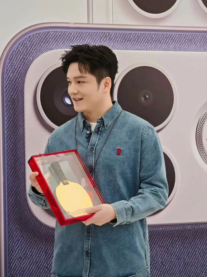 太厉害了
小胖获得金球拍了
要知道这可是纯金的啊！
今天在深圳小米大厦店，他作为