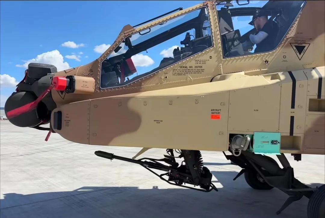 首次近距离围观印度陆军的新型AH-64E“阿帕奇”武装直升机装载进安-124运输