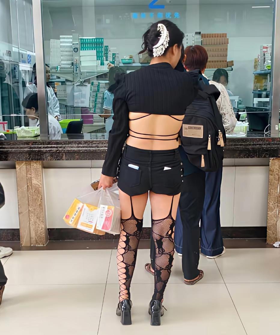 呵呵呵，女人爱美没有错！
但是，你把这样的情趣衣服竟然在公共场合直接穿出来了，透