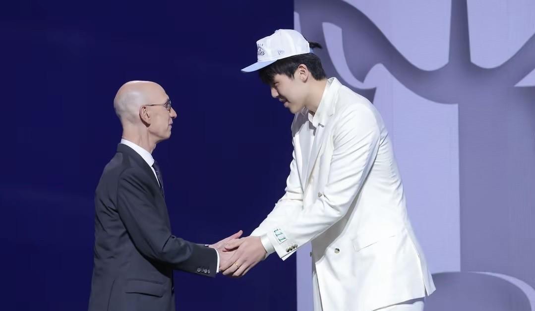杨瀚森签约开拓者四年，四年工资一共2139万，没想到到手只有932万。看看5大收