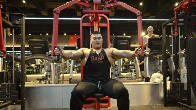 八冠健美巨星陨落！十年铁血路铸就辉煌，心脏骤停引深思