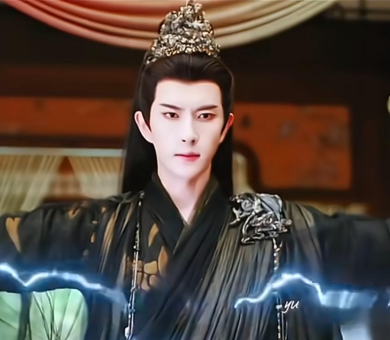 #物业确认有人坠楼不确定是明星#