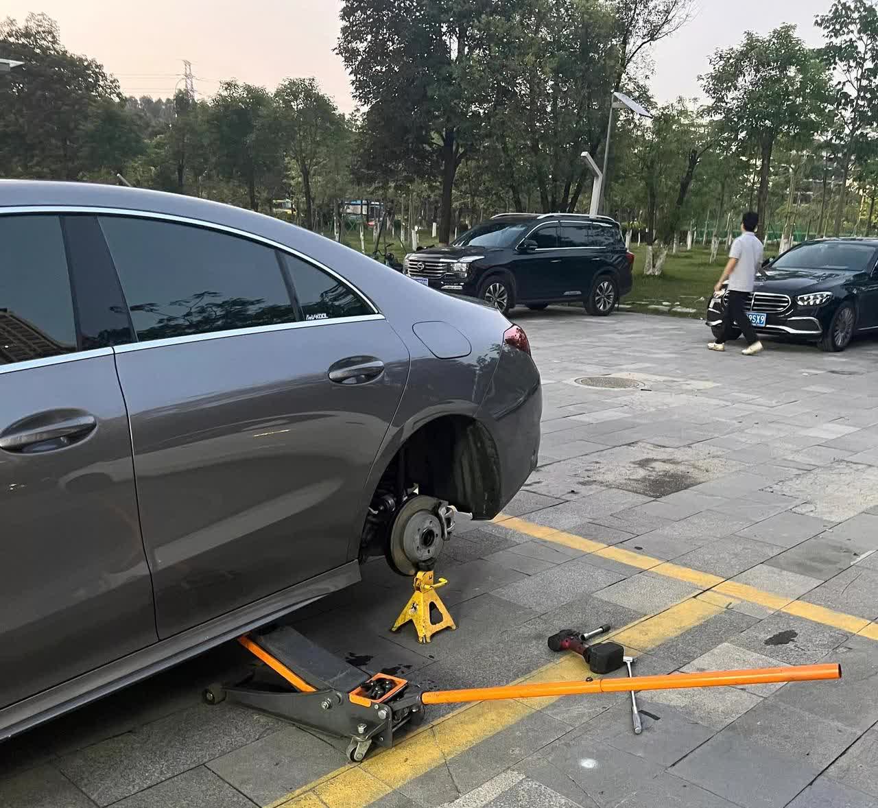 听我一句劝！奔驰车轮胎没气千万不要硬开！这是我用真金白银换来的教训！
 
那