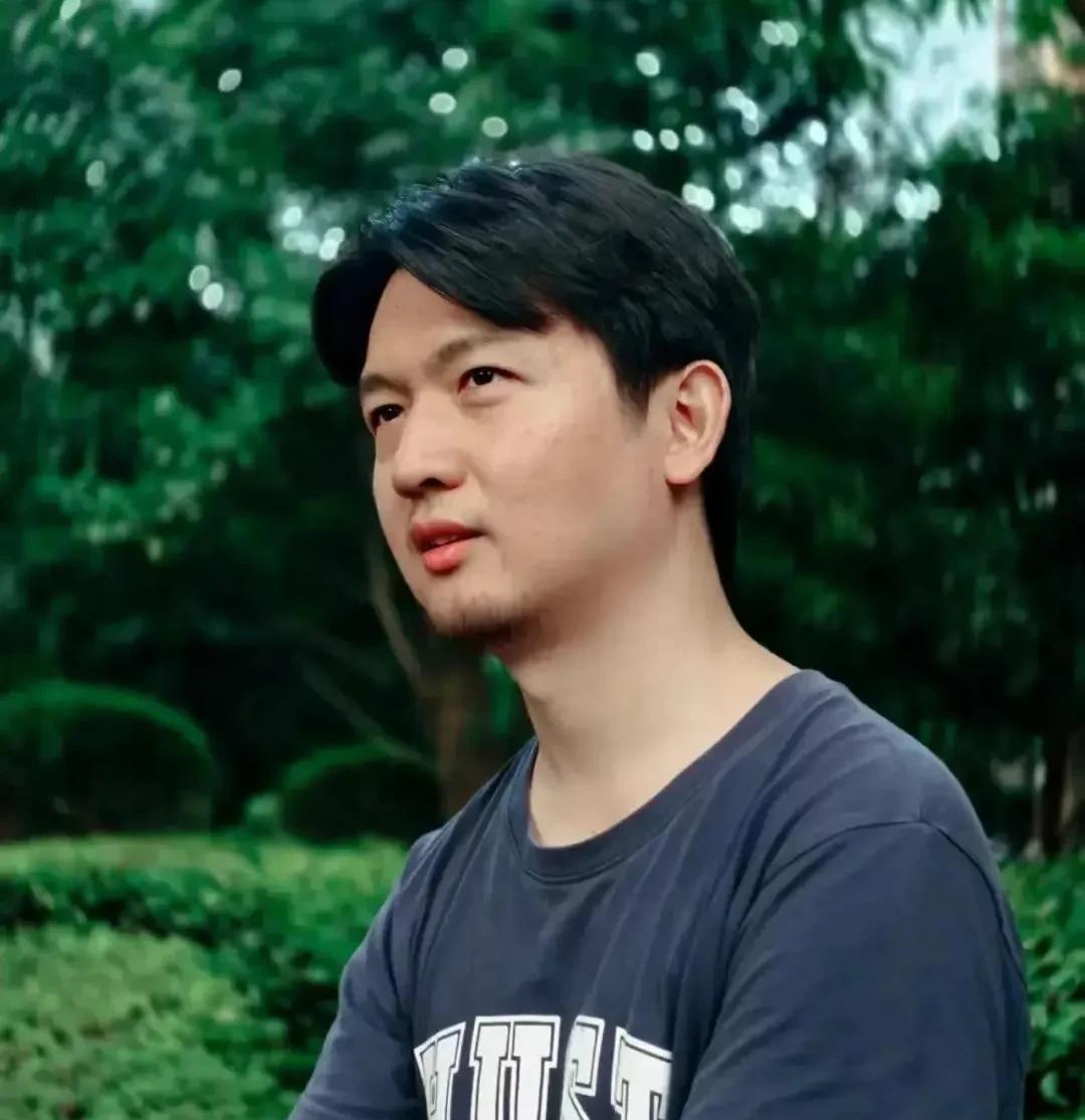 讲述“越过山丘，却发现无人等候”故事的90后作家刘楚昕，担心作品卖得不好了？
刘