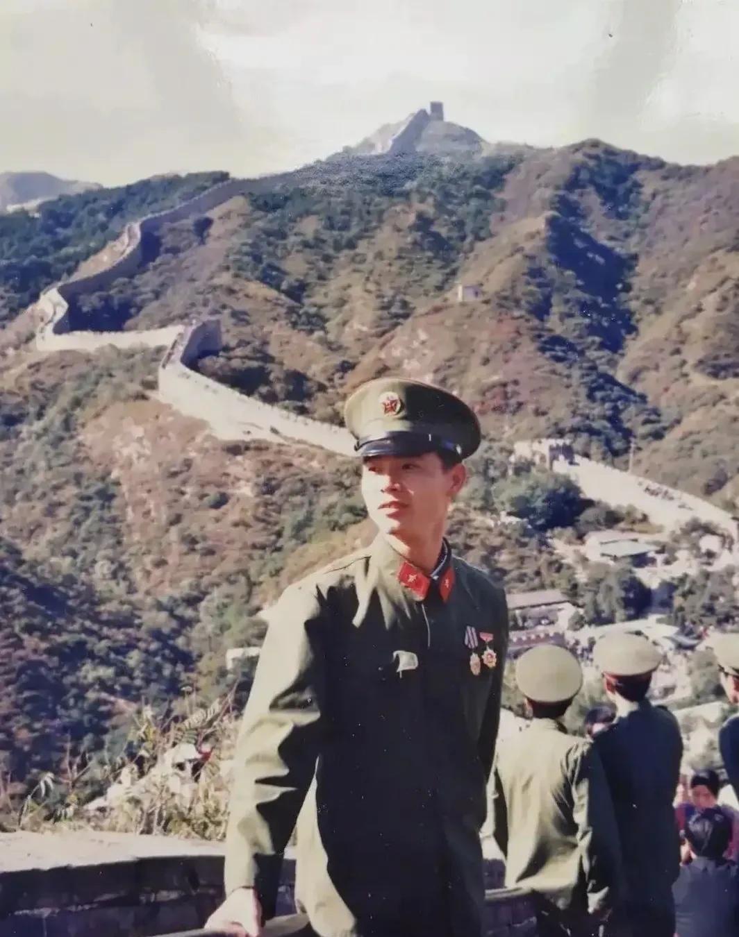 照片中的这名军人， 他是一名工兵战士。在老山前线，他多次出色地完成排雷任务，被战