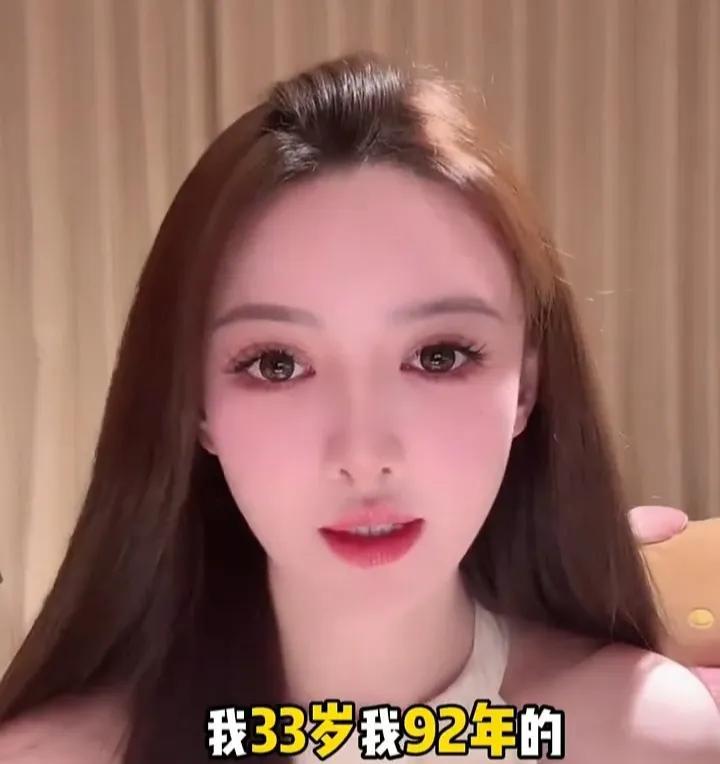 叶柯不是说退网了吗？
不是注销社交账号了吗？
怎么又出来直播了!
这女人的嘴，真