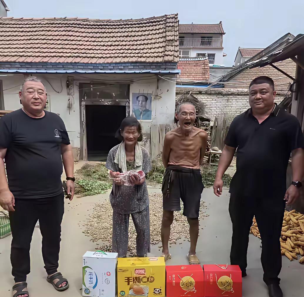 总有人吐槽这个扶贫照片。
如果大家仔细看看这张扶贫照片，
你会发现很多深意。
信