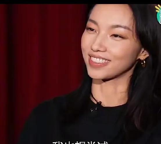 又一个坑爹的冒出来了。
她就是最近很火的那尔那茜。
那尔那茜会在采访的时候自曝，
