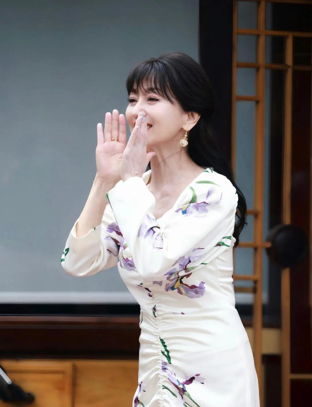 72岁赵雅芝生图曝光：优雅是一场永不停歇的修行
在娱乐圈这个更新换代迅速的名利场