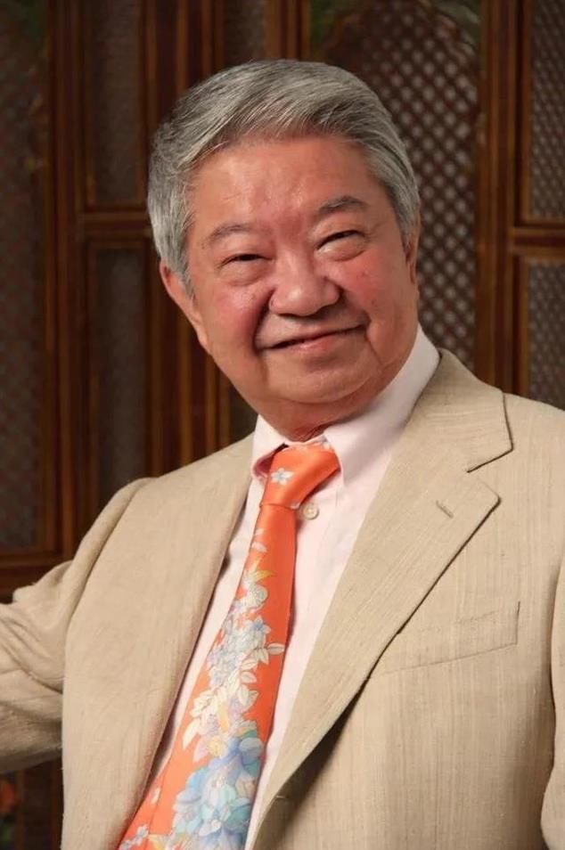 蔡澜1941年生于新加坡，祖籍广东潮州，后定居香港。他一生成就斐然，涉足多领域。