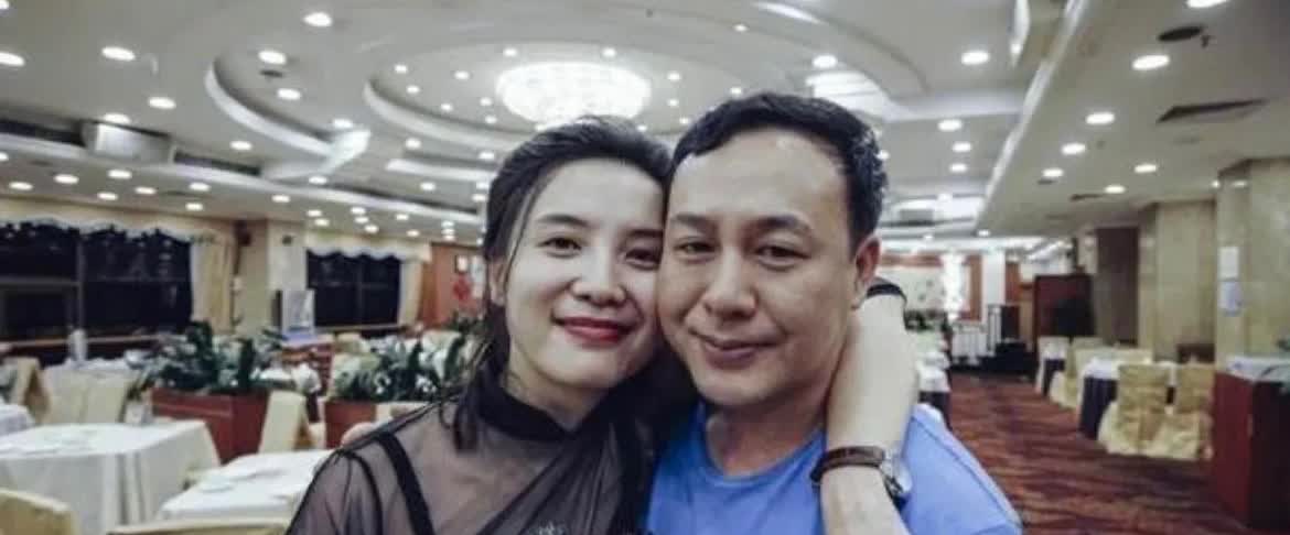 宋佳搂的男人是谁？这么幸福。