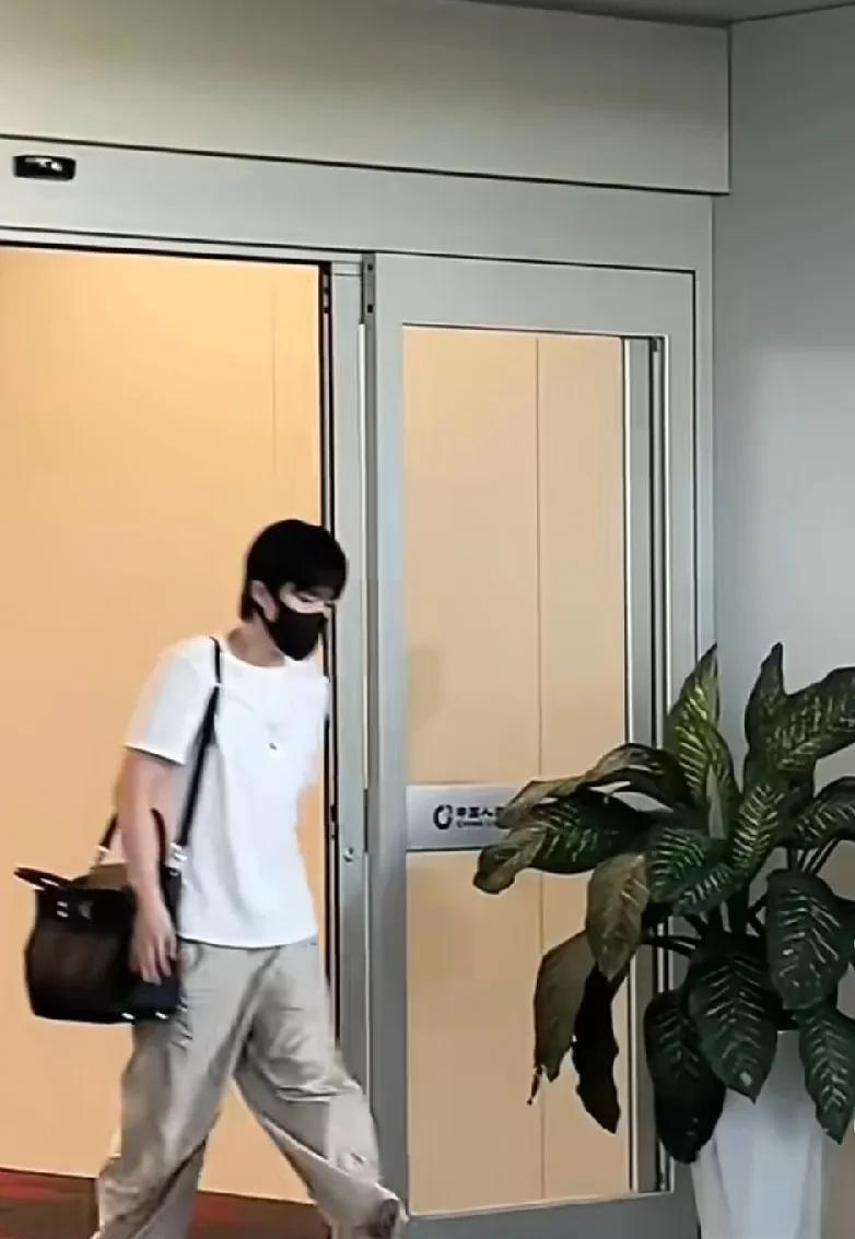 王楚钦到达新疆了，
没想到他到新疆后的第一件事，
不是休息，
也不是品尝美食，