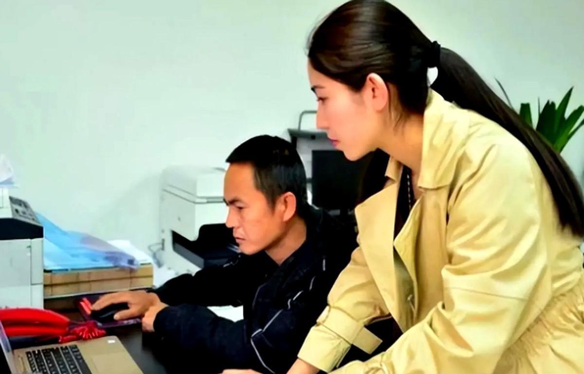 经过层层选拔，女儿终于迎来了正式上班的日子。
她特意发信息叮嘱父母，如果有人问起
