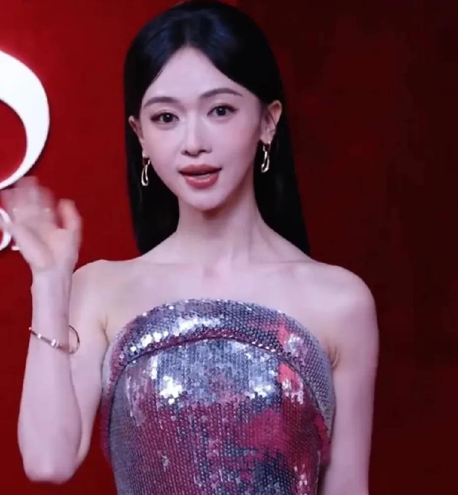 我终于搞明白了，为什么刚刚生完孩子的吴谨言，出席活动能有这么好的身材，网友的几次