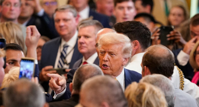 特朗普送礼爱泼斯坦惹麻烦了











天呐！这消息太劲爆了！特朗普竟