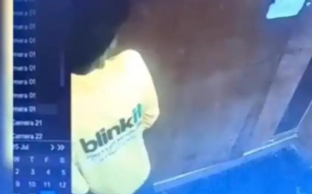 印度外卖员在电梯里小便，被全程拍下。

印度一名快递员因涉嫌在孟买维拉尔西区一栋
