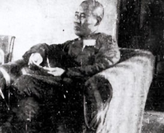 1948年，国军的一名伙夫和大部队走散了，被解放军拦下，解放军看他年纪大，便发了