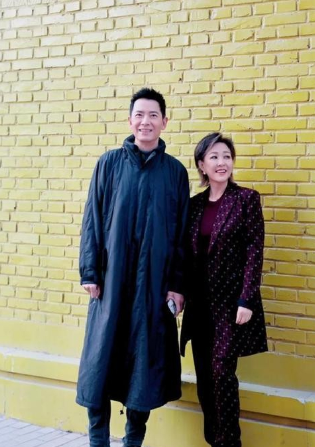 55 岁戴军定居泰国多年后回杭州，至今未婚未育，李静成他的亲人。