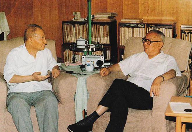 李先念说他有两个老师，一个是徐向前，教李先念打仗，另一个是陈云，教李先念做经济工