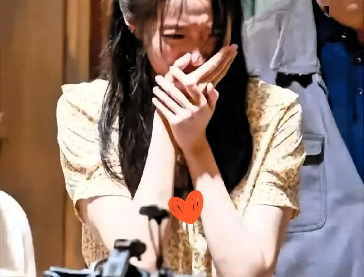 关晓彤“噩梦”又升级了！
不是鹿晗生病传闻，
也不是分手传言，而是

没