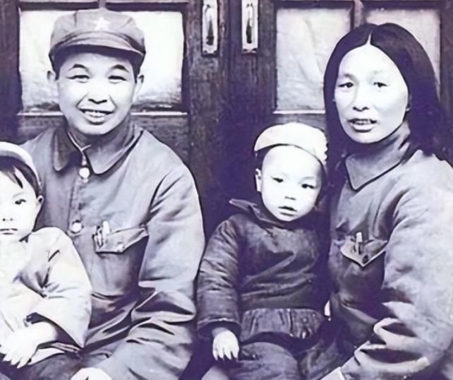 1953 年，西康军区司令员刘忠得知家人还幸存人世，携妻子回乡见母亲，看到原配穿
