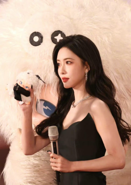 湖南卫视跨年红毯直播，被孟姐美了一大跳，黑色抹胸高开叉裙，绝了！ ​​​