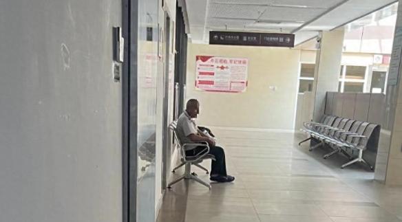 2023年，广州一男医生看到一位70多岁的老人连续几日，通宵守在ICU门口，他询