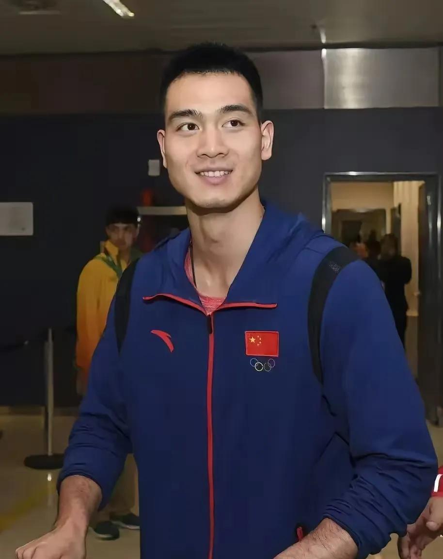 李童去哪儿了？
原来郎导时代记得女排一个陪打教练叫李童的，
那个时候这个小靓仔也
