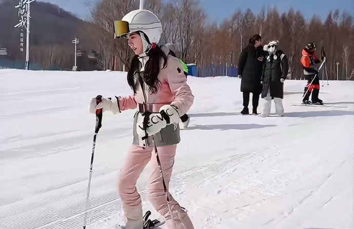 从角色里的灵动到雪场上的手忙脚乱，赵今麦的反差萌总在不经意间击中人心。这段“四肢