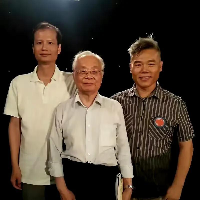 这三个人的合影倒是挺少见的，肘子、炸麻以及司马南！肘子现在已经无可救药了，等美国