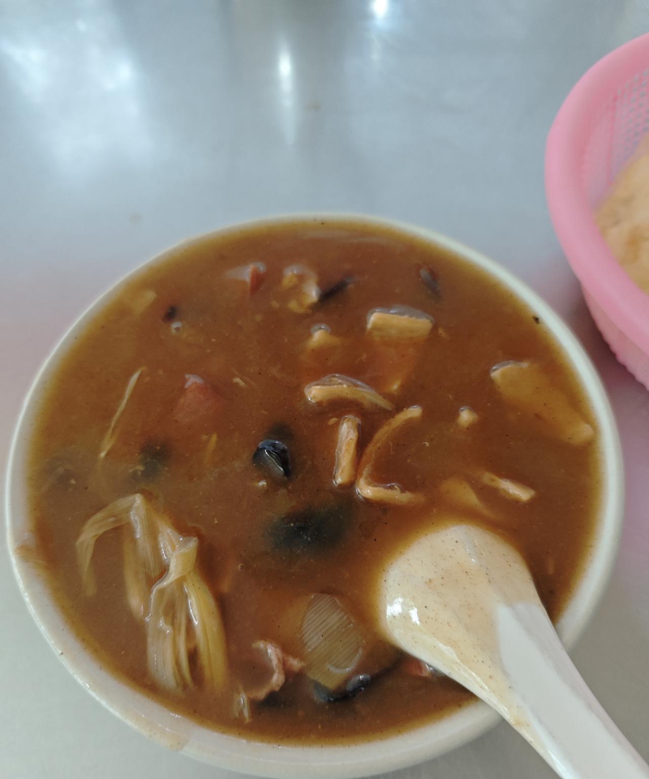 油条配豆腐脑，牛肉胡辣汤配水煎包也是绝配！简单几种食材，牛腱肉，木耳，黄花菜，面