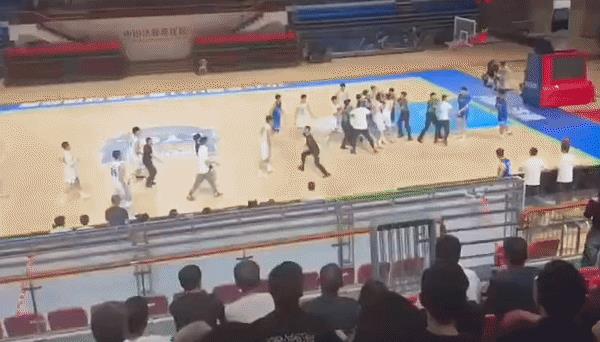 辽宁18号球员被山东球员群殴！
辽宁球迷记住你们了，山东15号赵军豪，12号彭泓