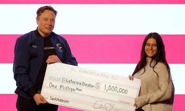 马斯克再次向选民发放100万美元大奖。
他今天为竞选威斯康星州最高法院席位的共和