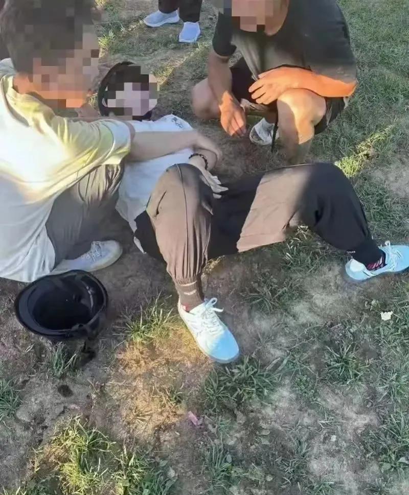 吉林白山，一男子去马场骑马，他走到马屁 股后准备上马时，突然，工作人员大喊一声: