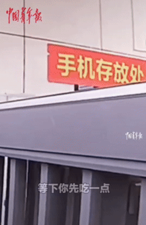 高考当日，湖北宜昌那女孩本盼着父母中午送饭，可左等右等不见人影。打电话给父亲还关