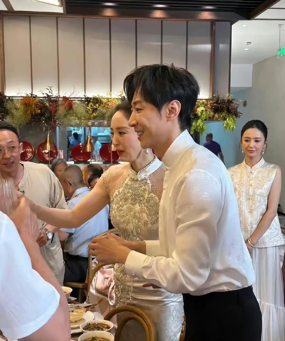 发现了没？董璇越来越不对劲了！
都46岁的人了
脱发、满脸皱纹、有小肚子，这些特