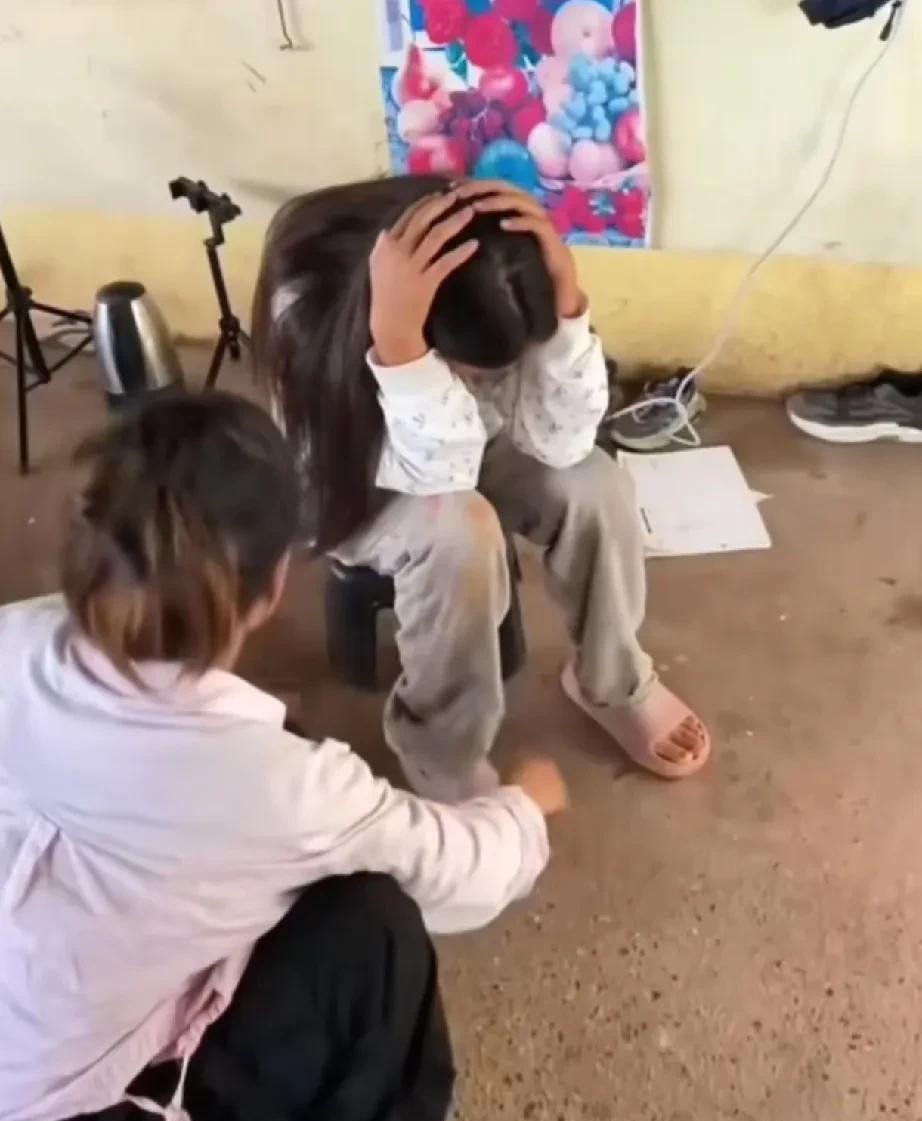 小梅老挝侄女阿花受老罪了！前阵买菜被马踢了，这回又被马蜂蛰得在家嗷嗷大哭。就想问