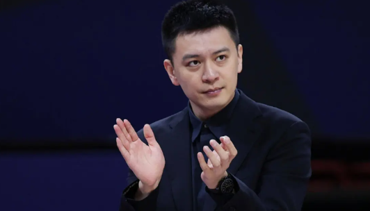杨鸣赢比赛反而愁眉苦脸。
辽宁男篮主场战胜新疆男篮，杨鸣在赛后却非常失望。他在接
