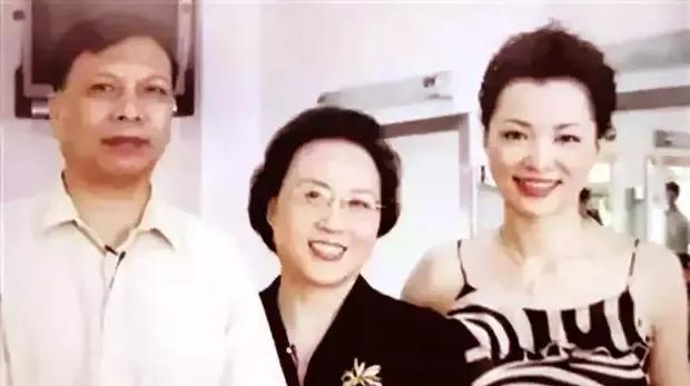 在一个宁静的西藏小村庄，董卿素面朝天地走在小巷里，清新的空气让她的心情愉悦。
她
