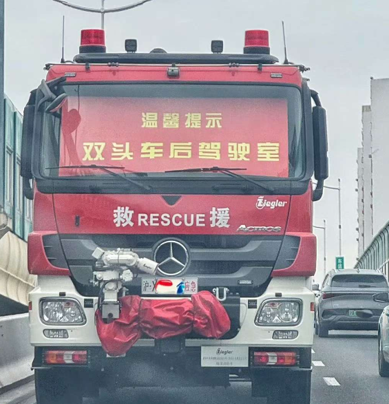 1000个达不溜起步，国内没有几台，可以双头驾驶，正开反开都可以，还是奔驰