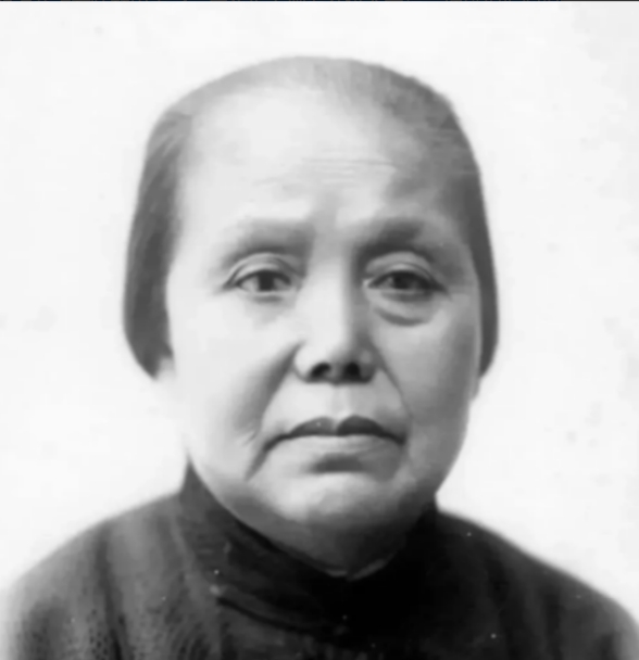 1915年，孙中山向发妻卢慕贞正式提出离婚，48岁的卢慕贞也不哭不闹，只是信中回