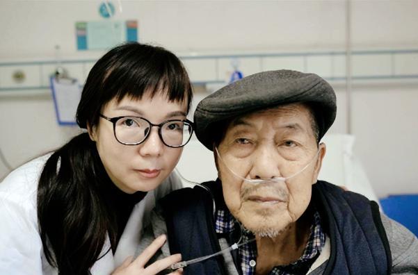 “没有你我根本活不到现在，这些钱你一定要收下！”2017年，一重庆老人因肺癌晚期