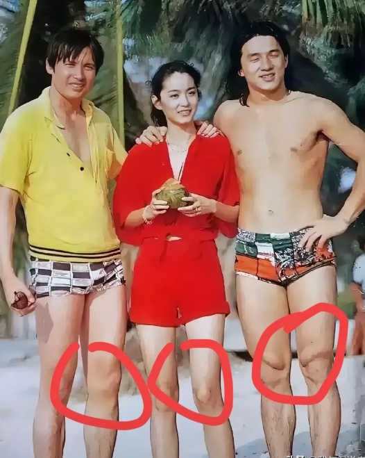 成龙膝盖怎么了？

怎么和其他两人不一样的呢？