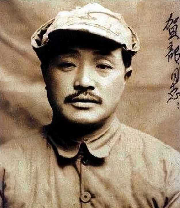 1952年，阔别多年的李文清将军终于回到了家乡，妻子浑身颤抖地跪在那里，说，我是